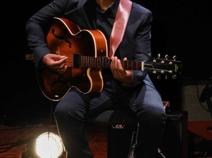 Picture of jazz guitarist Edison Herbert performing