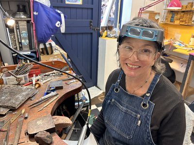 Photo of jeweller Loree Bologna in her workshop
