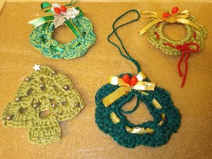 Crochet Christmas wreaths and tree
