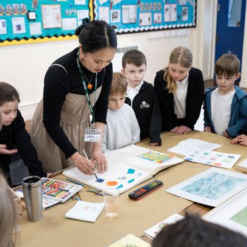 Artist Edwina Kung showing students different art techniques