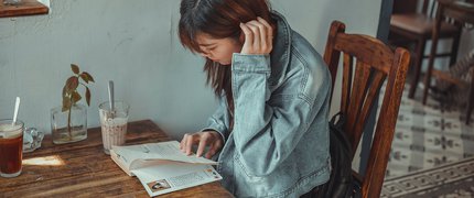 A girl reading in a cafe